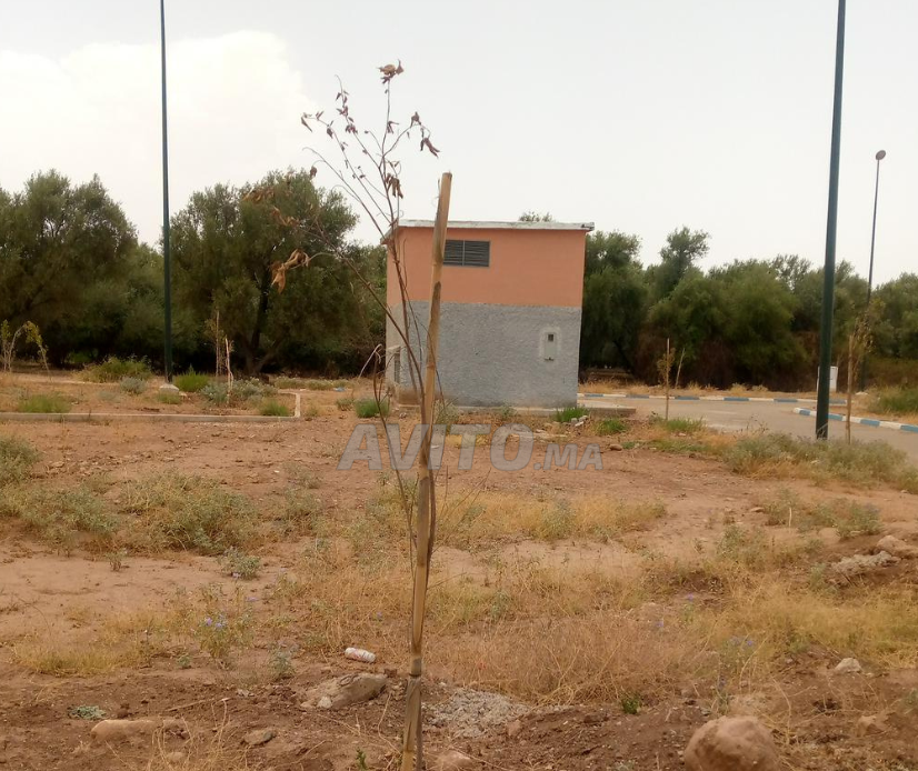 بقعة تجارية لها واجهتان 90م قرب اولاد عياد والفروسية