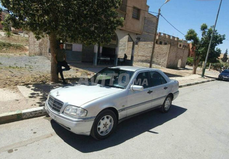 سيارة مستعملة Mercedes-Benz 220 للبيع