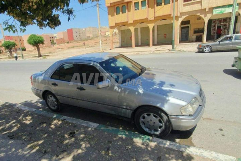 سيارة مستعملة Mercedes-Benz 220 للبيع