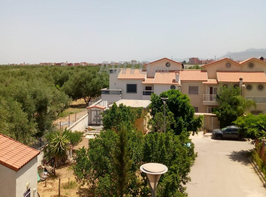 فيلا حديثة البناء ثلاثة واجهات قرب الفروسية بني ملال