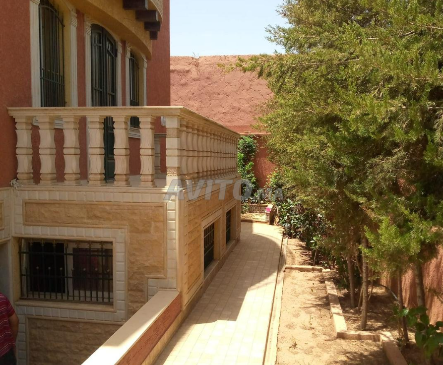 فيلا حديثة البناء ثلاثة واجهات قرب الفروسية بني ملال
